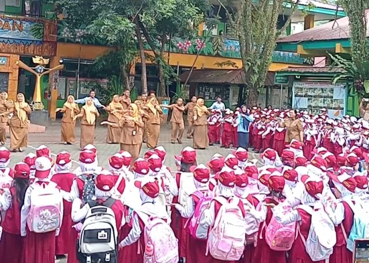 Hari pertama sekolah di SDN 003 Balikpapan Kota