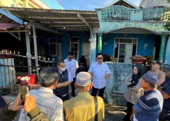 Direktur Utama PTMB, Saharuddin (baju putih), berdialog dengan warga saat meninjau kondisi distribusi air bersih di salah satu kawasan Balikpapan. PTMB berkomitmen menjalankan proyek strategis 2025–2029 untuk memperluas cakupan layanan air bersih