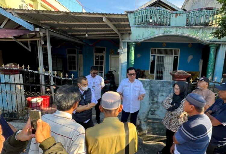 Direktur Utama PTMB, Saharuddin (baju putih), berdialog dengan warga saat meninjau kondisi distribusi air bersih di salah satu kawasan Balikpapan. PTMB berkomitmen menjalankan proyek strategis 2025–2029 untuk memperluas cakupan layanan air bersih