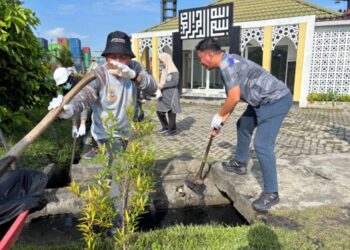 PT KKT Tingkatkan Keselamatan dan Lingkungan dengan Program “Jumat Bersih” di Terminal Balikpapan