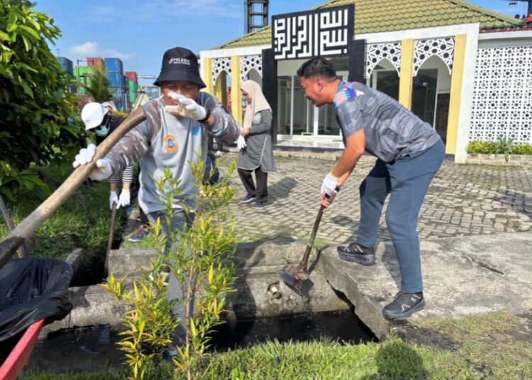 PT KKT Tingkatkan Keselamatan dan Lingkungan dengan Program “Jumat Bersih” di Terminal Balikpapan