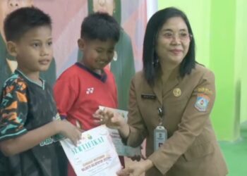 Tutup Kejuaraan Bulutangkis Wali Kota Cup 2025, Ratih Kusuma Apresiasi Semangat Atlet Muda