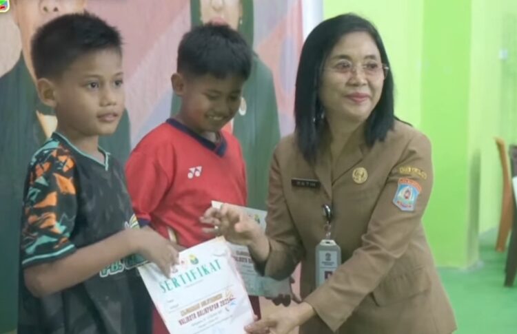 Tutup Kejuaraan Bulutangkis Wali Kota Cup 2025, Ratih Kusuma Apresiasi Semangat Atlet Muda