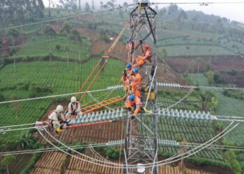 Gelegar Semangat Hari Pahlawan! PLN UIP KLT Lanjutkan Perjuangan dengan Membangun Terang di Kalimantan