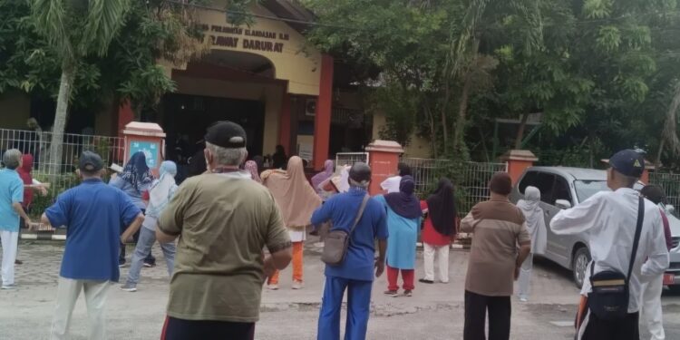 Senam dan edukasi kesehatan lansia Puskesmas Klandasan Ilir