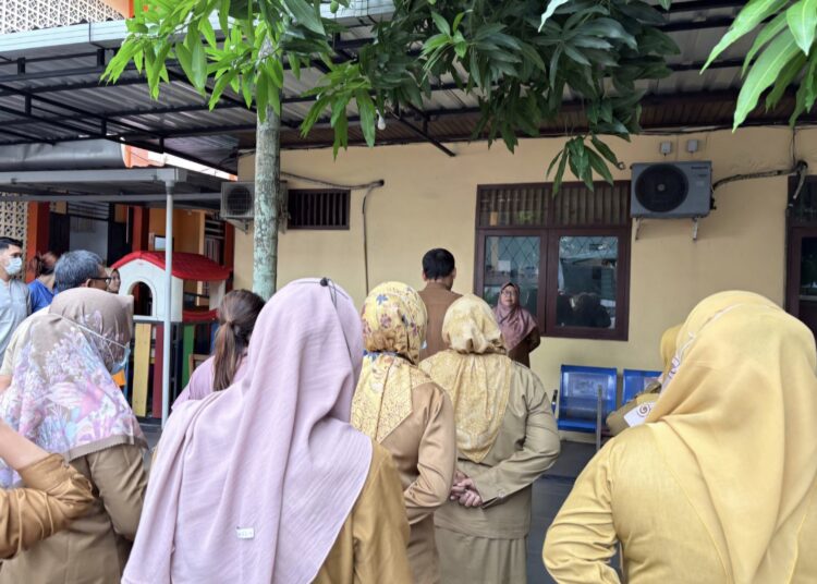 Kepala UPTD Puskesmas Klandasan Ilir, dr. Rusna Azizah Aziz, saat memimpin apel api