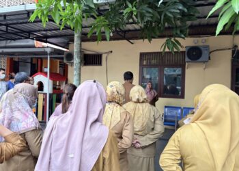 Nakes Puskesmas Klandasan Ilir mengikuti apel pagi yang dipimpin dr. Rusna Azizah Aziz