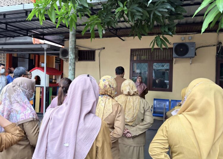 Nakes Puskesmas Klandasan Ilir mengikuti apel pagi yang dipimpin dr. Rusna Azizah Aziz