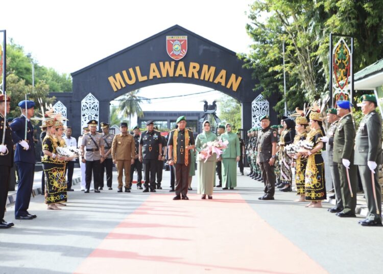 Tongkat Komando Kodam Mulawarman Berganti, Tradisi Militer Warnai Pergantian Pangdam