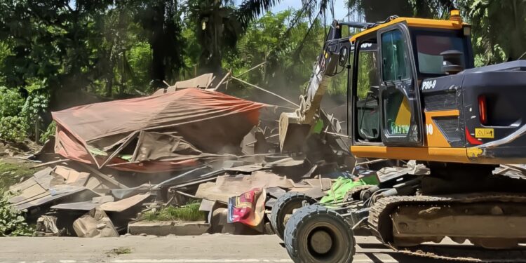 IKN Bersih dari Usaha Liar: Puluhan Lapak Besi Tua dan Lapo Tuak Dibongkar