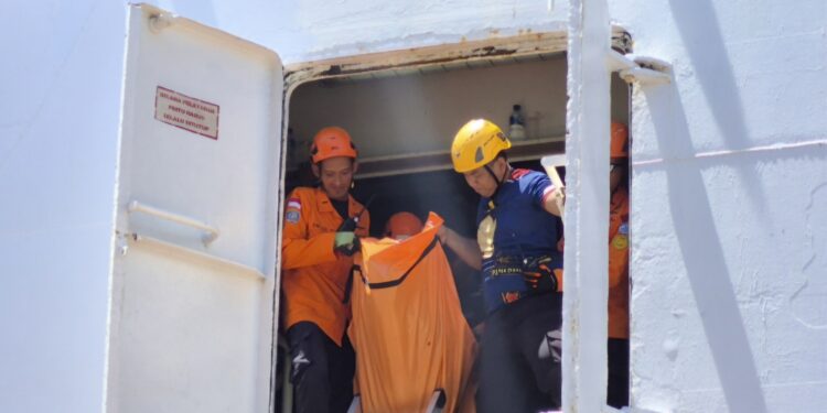 Kapal Miring di Pelabuhan Semayang, Satu Orang Tewas Terjepit Kendaraan