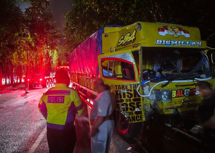 Rem Blong, Truk Bermuatan Sawit Seruduk Enam Kendaraan di Kawasan Pelabuhan Semayang