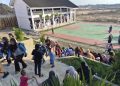 Sejumlah orang tua mendampingi anak-anak melewati jalan tanah dan tangga menuju SDN 022 Balikpapan Timur pada hari pertama masuk sekolah, Senin (13/7/2026).