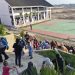 Sejumlah orang tua mendampingi anak-anak melewati jalan tanah dan tangga menuju SDN 022 Balikpapan Timur pada hari pertama masuk sekolah, Senin (13/7/2026).