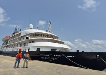 Pelindo Regional 4 Sambut MV Island Sky, Wisatawan Jelajahi Pesona Borneo
