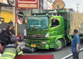 Rem Diduga Bermasalah, Truk Bermuatan Kayu Tabrak Motor di Muara Rapak