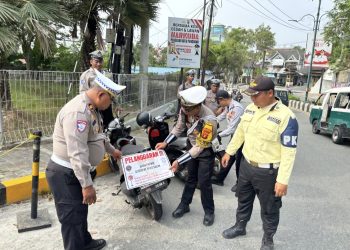 Parkir Liar di Depan BSB Balikpapan, Polisi Tempel 15 Stiker dan Tilang Lima Motor